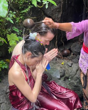 Kiko Mizuhara Instagram - take me back to bali🪷*¨✼•.water templeஓீ͜ ۣۜ