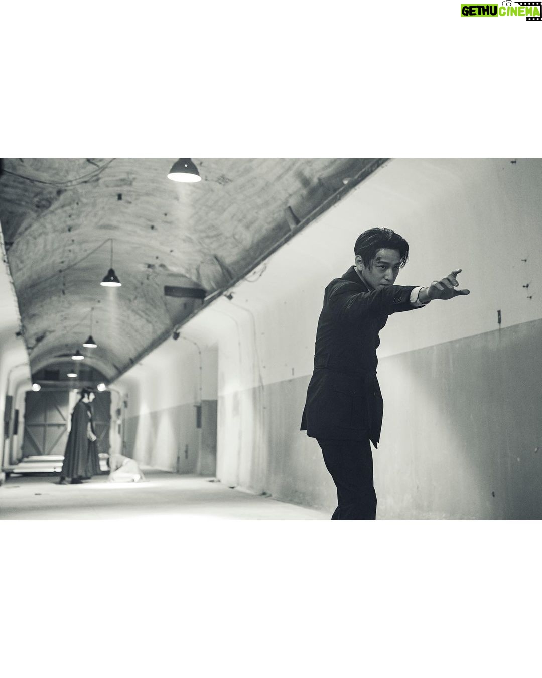 Kim Bum Instagram - - 안녕하세요. 이랑을 연기한. 아니, 이랑으로 살았던 배우 김범입니다. 지금 쓰는 이 글은,, 마지막 촬영날인 2022년 12월 21일에 쓰여졌답니다. 이 날의 감정을 기록하고 전달하여 말씀드리고자 글을 써봅니다. 저는 오늘, ….이랑과 작별인사를 하였습니다. 마치 형과 작별인사를 할때처럼 아니 그것보다 더 슬펐습니다. 다시는 못볼지도 모를 정말 좋아하는 친구와 인사를 했기 때문이죠. 물론 오늘 이후에도 이랑으로서 인사를 드릴일이 있을지 모릅니다. 제작발표회나 다른 곳에서 가끔 인사를 할일이 있을지 모르나, 38년도에서의, 아니 구미호뎐이라는 곳에서의 이랑은 마지막이었을지 모릅니다. 본능적으로 알았답니다. 시즌1때 촬영이 끝나면서는 막연하지만 마지막이 아니지않을까 하는 그런 희망이 섞였던 날이었지만, 오늘은. 뭔가. 마지막. 이라는것이 느껴졌습니다. 저는., ‘사람’을 어떻게보면 이랑보다도 좋아하지 않는 성격이었습니다. 철없이, 혼자 스스로 상처 받았다 생각하고 외롭다 생각했던 사람인데요, 그래서 더 처음에 이랑이라는 친구에게 끌렸는지 모릅니다. 그 상처많고 다가오는 모든 사람을 밀어내는 그 친구에게, 다가갔던 첫날부터 모든 날이 기억납니다. 그런데, 그 이후로 이랑으로 살아간 모든 날이 그 친구 덕분에 사람의 따뜻함을 느꼈고 소중함을 느꼈고 단 한순간도 외롭지 않았습니다. 그건 시즌1부터 이랑이라는 친구를 좋아해주시고 공감해주시고 제 편에 서주신, 인연이 되어주신 여러분들 덕분이라고 생각합니다. 참 힘이 되었습니다. 고맙습니다. 인간의 따뜻함을 알려주신 여러분. 고맙습니다. 저도 여러분들에게 재미와 감동과 제가 가지고 느낀 모든것을 드리려고 9개월 가까이를, 아니 시즌1부터 3년동안 한순간도 이랑을 놓은 적이 없었습니다. 제발 부디 잘 전달되었기를 . 제가 개인적으로는 참 표현을 잘 못하는 성격인데요, 직접 전달할수 있는 사람들에게는 이 마음들을 꼭 직접 전달하겠습니다. 행복했습니다. 앞으로도 굉장히 오랫동안 추억하며 행복할겁니다. 방송을 보는 내내도, 다시금 볼때에도 구미호 생각이 문득 날때에도 행복할겁니다. 이랑의 인연이 되어주신 모든 분들께 감사드립니다. 참 고마웠습니다 🦊❤️