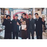 Kim Bum Instagram - - 안녕하세요. 이랑을 연기한. 아니, 이랑으로 살았던 배우 김범입니다. 지금 쓰는 이 글은,, 마지막 촬영날인 2022년 12월 21일에 쓰여졌답니다. 이 날의 감정을 기록하고 전달하여 말씀드리고자 글을 써봅니다. 저는 오늘, ….이랑과 작별인사를 하였습니다. 마치 형과 작별인사를 할때처럼 아니 그것보다 더 슬펐습니다. 다시는 못볼지도 모를 정말 좋아하는 친구와 인사를 했기 때문이죠. 물론 오늘 이후에도 이랑으로서 인사를 드릴일이 있을지 모릅니다. 제작발표회나 다른 곳에서 가끔 인사를 할일이 있을지 모르나, 38년도에서의, 아니 구미호뎐이라는 곳에서의 이랑은 마지막이었을지 모릅니다. 본능적으로 알았답니다. 시즌1때 촬영이 끝나면서는 막연하지만 마지막이 아니지않을까 하는 그런 희망이 섞였던 날이었지만, 오늘은. 뭔가. 마지막. 이라는것이 느껴졌습니다. 저는., ‘사람’을 어떻게보면 이랑보다도 좋아하지 않는 성격이었습니다. 철없이, 혼자 스스로 상처 받았다 생각하고 외롭다 생각했던 사람인데요, 그래서 더 처음에 이랑이라는 친구에게 끌렸는지 모릅니다. 그 상처많고 다가오는 모든 사람을 밀어내는 그 친구에게, 다가갔던 첫날부터 모든 날이 기억납니다. 그런데, 그 이후로 이랑으로 살아간 모든 날이 그 친구 덕분에 사람의 따뜻함을 느꼈고 소중함을 느꼈고 단 한순간도 외롭지 않았습니다. 그건 시즌1부터 이랑이라는 친구를 좋아해주시고 공감해주시고 제 편에 서주신, 인연이 되어주신 여러분들 덕분이라고 생각합니다. 참 힘이 되었습니다. 고맙습니다. 인간의 따뜻함을 알려주신 여러분. 고맙습니다. 저도 여러분들에게 재미와 감동과 제가 가지고 느낀 모든것을 드리려고 9개월 가까이를, 아니 시즌1부터 3년동안 한순간도 이랑을 놓은 적이 없었습니다. 제발 부디 잘 전달되었기를 . 제가 개인적으로는 참 표현을 잘 못하는 성격인데요, 직접 전달할수 있는 사람들에게는 이 마음들을 꼭 직접 전달하겠습니다. 행복했습니다. 앞으로도 굉장히 오랫동안 추억하며 행복할겁니다. 방송을 보는 내내도, 다시금 볼때에도 구미호 생각이 문득 날때에도 행복할겁니다. 이랑의 인연이 되어주신 모든 분들께 감사드립니다. 참 고마웠습니다 🦊❤️