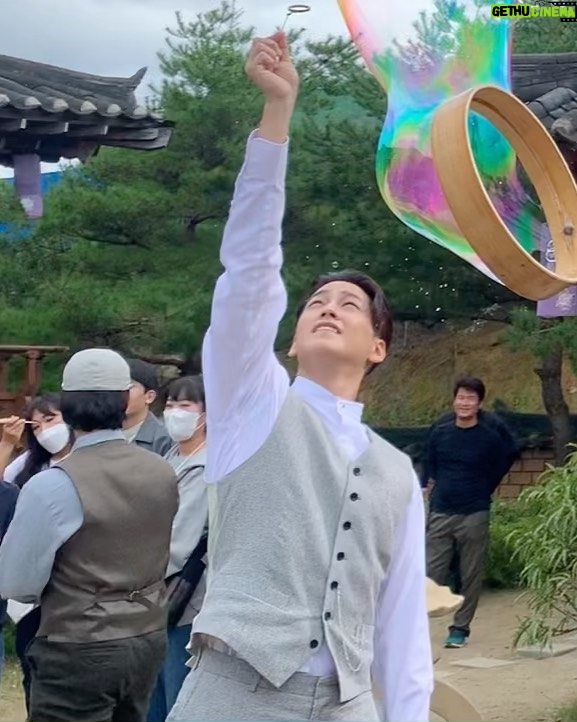 Kim Bum Instagram - - 나 피흘리는거 왜이렇게좋아해 꽃보다나ㅁ..아니다 ✌️ 쏘옥 쏙쏙쏙 바앙울 Ep.5 등산(최고의스탭들) 이제 멀끔해지지! 주모 여기 막걸리 하나 - - 일주일 왜이렇게 안가요…? - - 600은 조금만 기다려줘 고마워 -