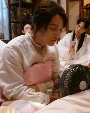 Kim Bum Instagram - -
으르렁
내방
🐰아님
적과의동침
기차
✌️
이사진이었음
담배끊어이어린ㄴ..
잔다
안잔다
-
오늘도 구미호뎐 1938 
tvn 밤 9:20