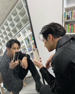 Kim Bum Instagram - 🦊
이런것도 할줄안다 

(거울이 더러우면 또 뭐라하겠지?)