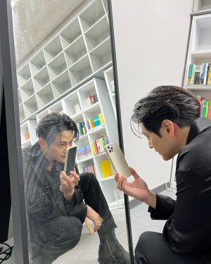 Kim Bum Instagram - 🦊
이런것도 할줄안다 

(거울이 더러우면 또 뭐라하겠지?)