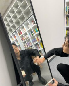 Kim Bum Instagram - 🦊 이런것도 할줄안다 (거울이 더러우면 또 뭐라하겠지?)