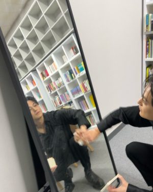 Kim Bum Instagram - 🦊
이런것도 할줄안다 

(거울이 더러우면 또 뭐라하겠지?)