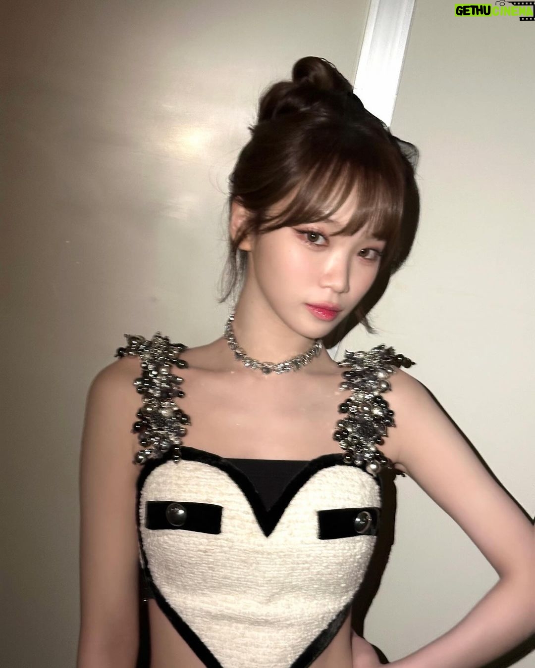 Kim Chae-won Instagram - happy new year 🖤 🐉