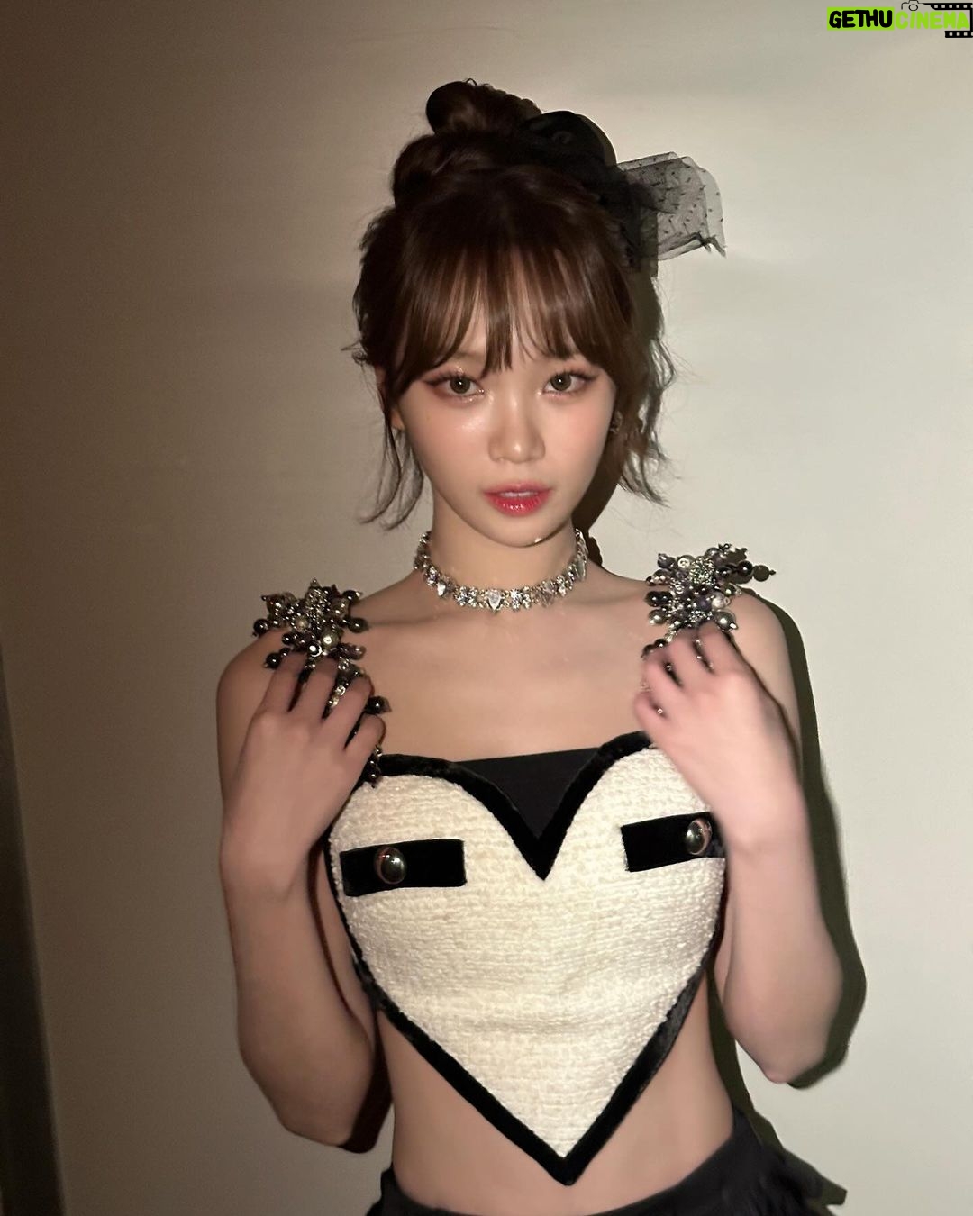 Kim Chae-won Instagram - happy new year 🖤 🐉