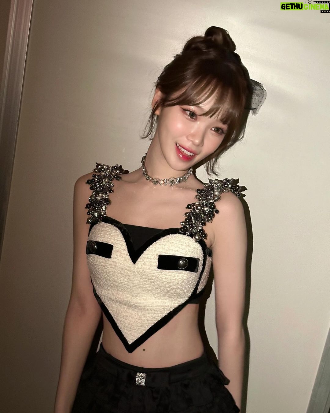 Kim Chae-won Instagram - happy new year 🖤 🐉