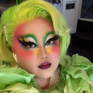 Kim Chi Instagram - When @naomismalls and @plastiquetiara force you down and glue a human unit on your head, you say thank you and fly off into the sunset 🐥
Make up: @kimchichicbeauty 2Q1D palette + Mercedes R Thailor blush + Pot de creme ‘Emerald City’