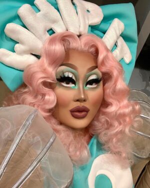 Kim Chi Instagram - Last night’s mug on @foodnetwork’s Cakealikes was done using @kimchichicbeauty Juicy nine - virgin mojito palette 🤪
Dress: @diana.makes
Hair: @wigsandgrace