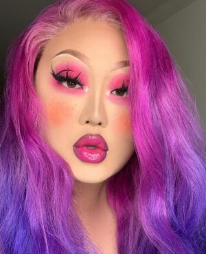 Kim Chi Instagram - Look done with @kimchichicbeauty Thailor Blush - Mercedes R launching this Thursday at 10am pst! Topped off with High key gloss ofc
Hair: @plastiquetiara
