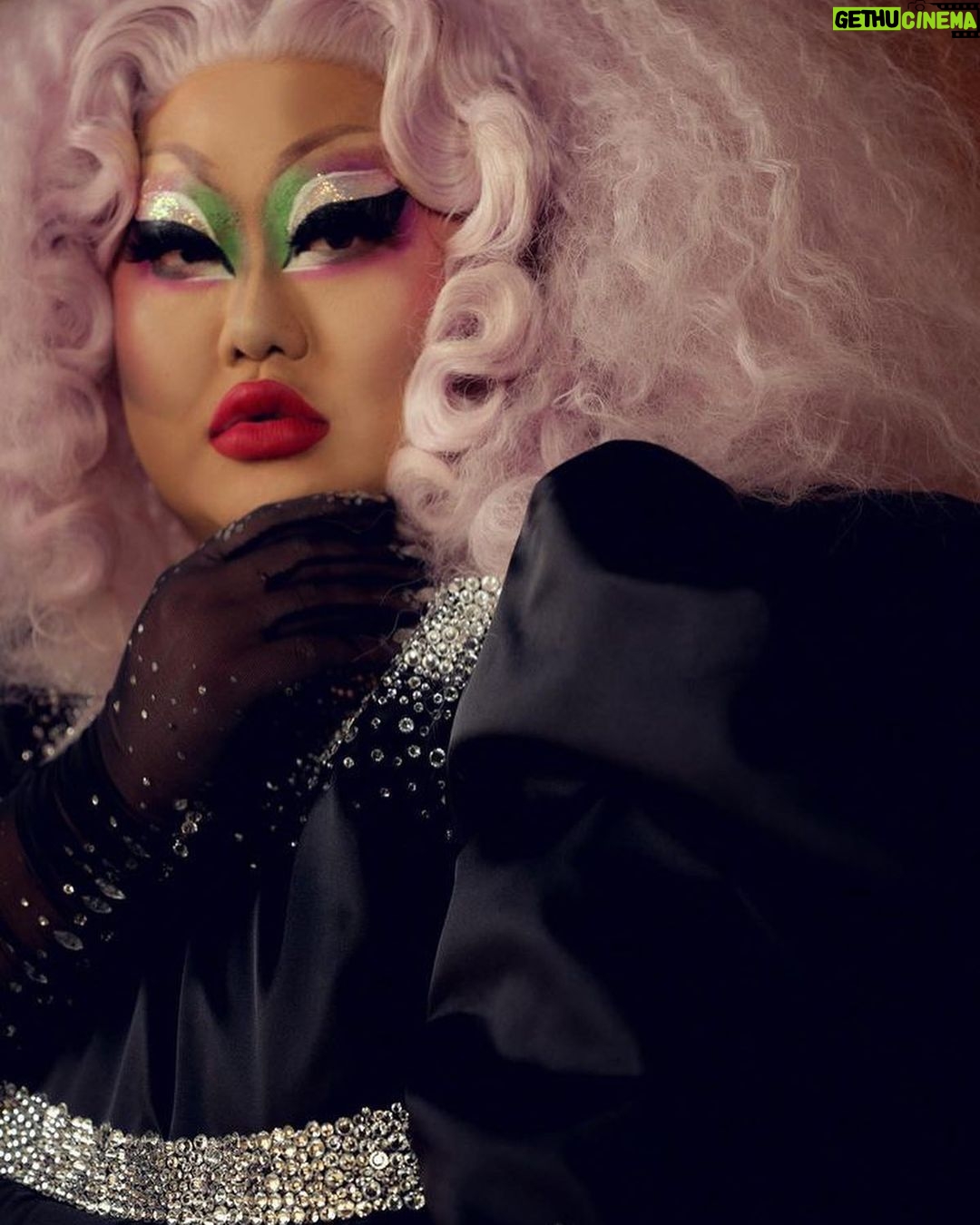Kim Chi Instagram - What an honor to be at @goldhouseco gala! 📸 @kanyaiwana