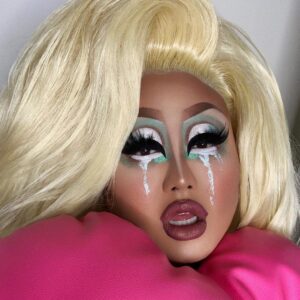 Kim Chi Instagram - My mood when Glam Tears are selling out 🥺
Makeup: @kimchichicbeauty Glam tears in Opal, Juicy nine Virgin Mojito/Juicy Chocolate Melt palettes, Diamond Sharts - world dominance
Hair: @wigsandgrace