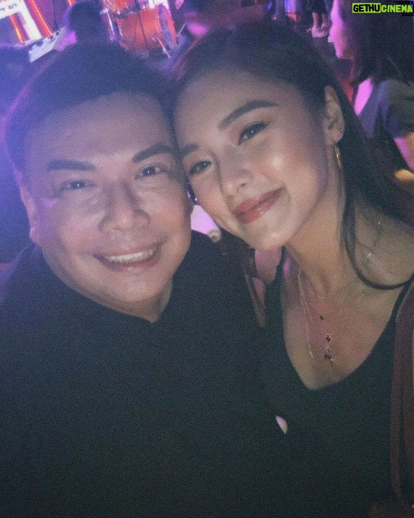 Kim Chiu Instagram - Sir deo💔 “The master weaver of impossible to possible.”🕊️ I don’t know where to start sa dami ng gusto kong sabihin at ipaalam sa lahat on how you played a huge role in my life.I once dreamt of being seen on TV and helping my family. That was my only wish when I started showbiz, but a 16-year-old dreamer would never have what I am experiencing right now if no one believed in me. A teenager with no talent, just hope, and big dreams in my pocket. Right after PBB at the victory party in 2006, he approached me and asked, “Ano kayang mong gawin?. “ Sabi ko “wala po, nahihiya po ako.” Then he told me mag workshop ka lang may project akong bagay sayo. Then he gave me #LoveSpell while doing it. I cried hard because I wanted to go home to Cebu out of frustration. After all, I don’t know how to act, plus my prosthetics pa. He gave me the role of a girl and a boy simultaneously. When he knew about me having a hard time, He went on set and talked to me, closed door, and asked me “why I was doing this. For whom am I doing all this? What do I want and why?” Then I quickly answered, “Gusto ko e ahon ang mga kapatid ko sa hirap, makapagtapos sila ng pag aaral, yung hindi na po kami nanghihingi at nakikitira.” Then he immediately told me,“Yan ang lagi mong iisipin pag napapagod at nahihirapan ka. Wag kang susuko basta basta Kim.” After that, nakatatak na sa utak ko lagi yung sinabi niya. For my every win and every loss, Sir Deo has always been there for me. He didn’t leave my side. He is always there, and he is always the first person to believe in me when no one does. He always fights for me; He gave me light and hope whenever I felt down. He always gives me advice and tells me in my face the hurtful truth when no one can even say it. He saw me at my worst; I almost gave up showbiz, packed my bags, and was about to leave the country for good. Yet, he has always been there to help me stand up again. Tumapang ako because of him. Thank you, Sir Deo. I am not where I am now if not because of you. You will always have a special place in my heart. I am forever grateful for all your help, for all your greatness and generosity. You will always be remembered. I love you so much. 🤍🕊️