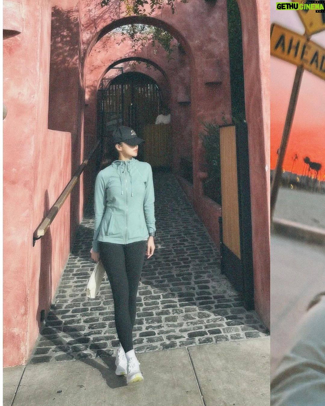 Kim Chiu Instagram - Mornings like this!!!💗 take me back!!! Chasing sunrise, a good run, meeting new friends, plus a perfect breakfast. We waited for @haileybieber for a time because someone told us this is one of her favorite breakfast restos. I guess budol is real! Bwahahhaha😂 Check out my latest vlog on 𝗞𝗜𝗠 𝗖𝗛𝗜𝗨 𝗣𝗛. 💕 to watch the full video on how I spent the last days of 2023!😉 happy Sunday everyone!!! ✨