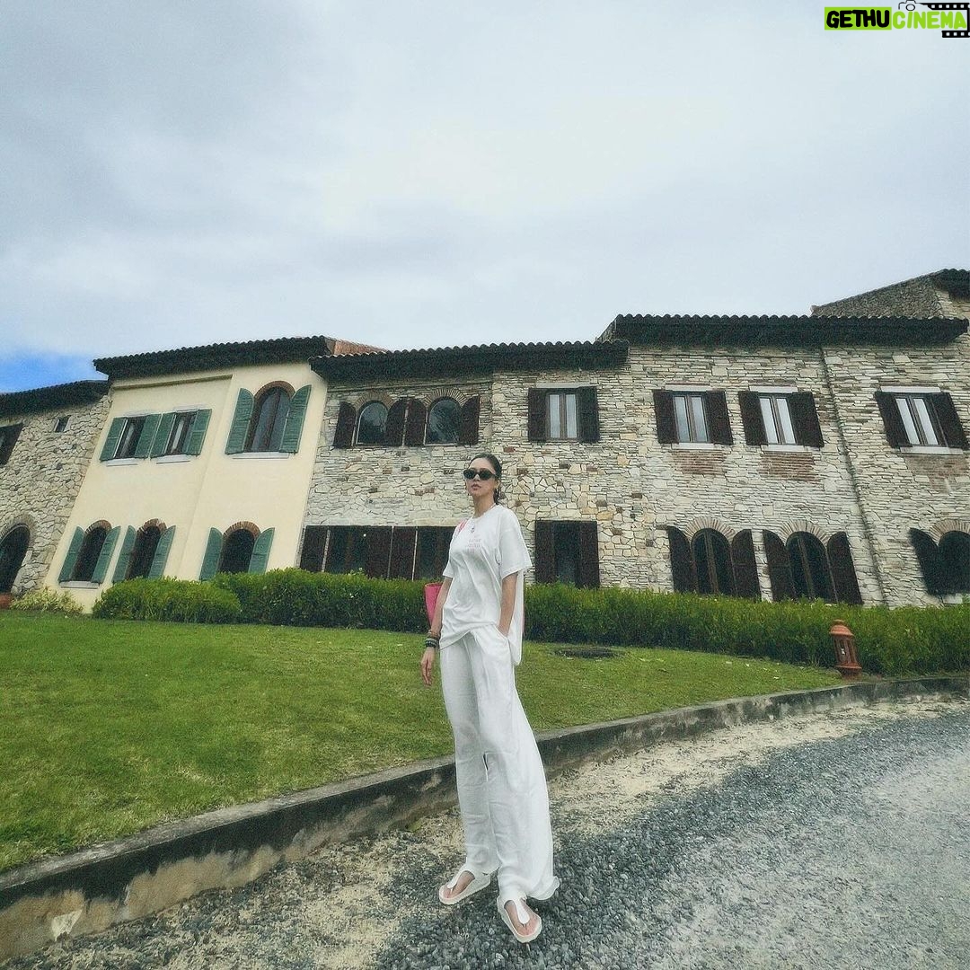Kim Chiu Instagram - 𝟭𝟮.𝟮𝟱!🤍🎄🎁🌊 Merry Christmas