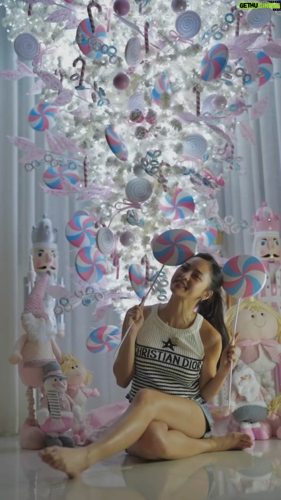 Kim Chiu Instagram - Christmas Tree 2023 vlog now up on my channel!🤍 #InvertedChristmasTree by yours truly. 🍭🍬🎄 Visit 𝐊𝐈𝐌 𝐂𝐇𝐈𝐔 𝐏𝐇 for full video. Merry Christmas Everyone!