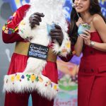 Kim Chiu Instagram - Experience LAMIG-SARAP kasama ang #SuperSangkapNgPasko, @chowkingph SuperSangkap Halo-Halo 💙❄️🍧 Lamig-Sarap all year round!!!! 💙 plus extra treat pa with Sangkap Claus in the house, bibisita in select stores nationwide!!! Paskong pasko na talaga!!!! Visit Chowking Stores near you or via food delivery app for more Chowking Craving Sarap!!!! 💙 Listen to the Halo-Halong Saya jingle by @bgyoph para sa brrr Christmas feels! ❄️💙