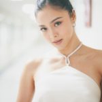 Kim Chiu Instagram - “𝑯𝒐𝒑𝒆 𝒊𝒔 𝒍𝒊𝒌𝒆 𝒂 𝒃𝒊𝒓𝒅 𝒕𝒉𝒂𝒕 𝒔𝒆𝒏𝒔𝒆𝒔 𝒕𝒉𝒆 𝒅𝒂𝒘𝒏 𝒂𝒅 𝒄𝒂𝒓𝒆𝒇𝒖𝒍𝒍𝒚 𝒔𝒕𝒂𝒓𝒕𝒔 𝒕𝒐 𝒔𝒊𝒏𝒈 𝒘𝒉𝒊𝒍𝒆 𝒊𝒕 𝒊𝒔 𝒔𝒕𝒊𝒍𝒍 𝒅𝒂𝒓𝒌." 🤍 Have a great weekend everyone!😉 #ootdksyc #ootd #HMPhilippines @ginocruzzzzz @danielerrrr ❤️
