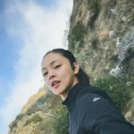 Kim Chiu Instagram - “𝓢𝓸𝓶𝓮𝔀𝓱𝓮𝓻𝓮 𝓫𝓮𝓽𝔀𝓮𝓮𝓷 𝓽𝓱𝓮 𝓫𝓸𝓽𝓽𝓸𝓶 𝓸𝓯 𝓽𝓱𝓮 𝓬𝓵𝓲𝓶𝓫 𝓪𝓷𝓭 𝓽𝓱𝓮 𝓼𝓾𝓶𝓶𝓲𝓽 𝓲𝓼 𝓽𝓱𝓮 𝓪𝓷𝓼𝔀𝓮𝓻 𝓽𝓸 𝓽𝓱𝓮 𝓶𝔂𝓼𝓽𝓮𝓻𝔂 𝔀𝓱𝔂 𝔀𝓮 𝓬𝓵𝓲𝓶𝓫." -𝓖.𝓒𝓱𝓲𝓵𝓭 🦋 That was extra fun hike! Thanks momsy @bela and Kim(boy) @apa112 #Chiurista Runyon Canyon, Hollywood Hills