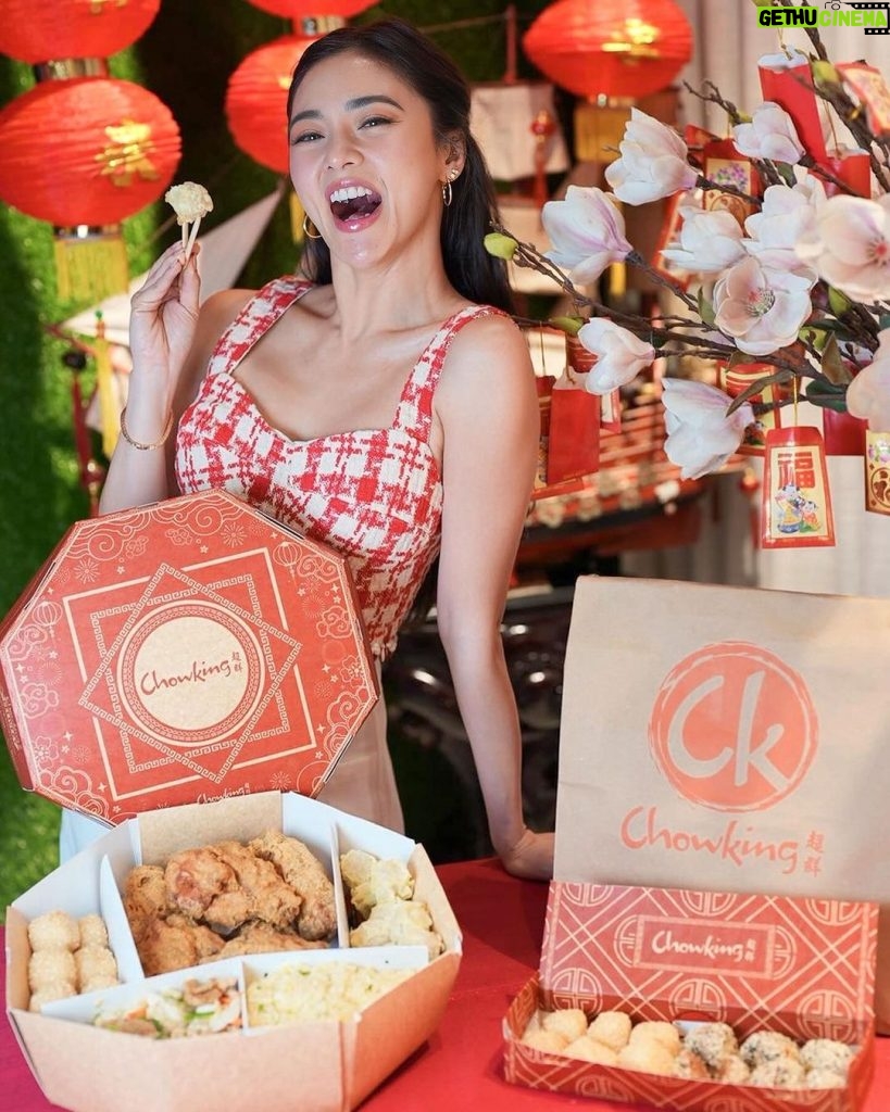 Kim Chiu Instagram - Chinese new year is almost here!!! ❤️🐲🎉 The best way to attract luck sa Year of the Dragon is to Share the Sarap ng Swerte with @chowkingph lalo na with their NEW FAMILY LAURIAT and NEW PEANUT BUCHI FLAVOR!! Ano pang hinahanap, andito na lahat sa CHOWKING! 🥰 Makisaya with sa It’s Showtime on February 10 dahil isshare namin ang sarap ng swerte with everyone! 🥰❤️✨ Advance KUNG HEI FAT CHOI EVERYONE! ❤️❤️❤️ #ChowkingChineseNewYear