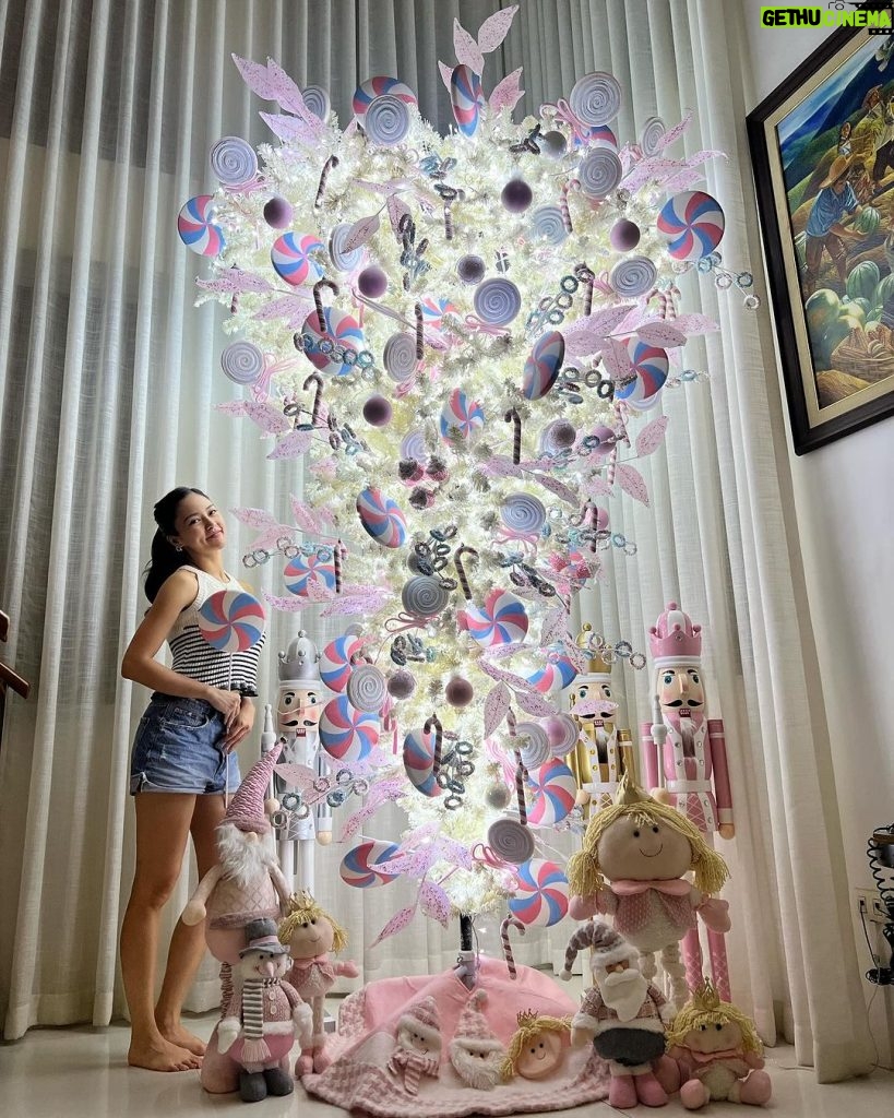 Kim Chiu Instagram - MERRY CHRISTMAS!!!!☺️ New vlog now up on my channel!!!!🩷🩷🩷 #ChristmasTree2023 designed by yours truly! visit 𝑲𝑰𝑴 𝑪𝑯𝑰𝑼 𝑷𝑯 𝒇𝒐𝒓 𝒇𝒖𝒍𝒍 𝒗𝒊𝒅𝒆𝒐!!!🎄💯