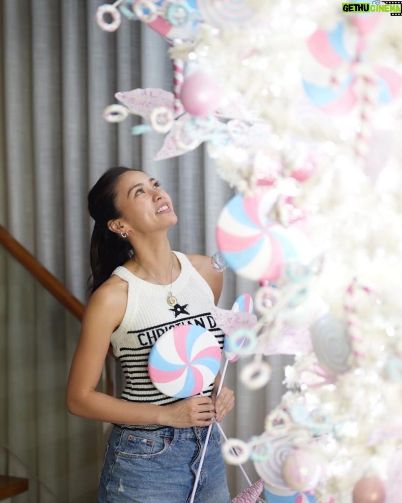 Kim Chiu Instagram - MERRY CHRISTMAS!!!!☺️ New vlog now up on my channel!!!!🩷🩷🩷 #ChristmasTree2023 designed by yours truly! visit 𝑲𝑰𝑴 𝑪𝑯𝑰𝑼 𝑷𝑯 𝒇𝒐𝒓 𝒇𝒖𝒍𝒍 𝒗𝒊𝒅𝒆𝒐!!!🎄💯