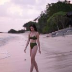 Kim Chiu Instagram - Chasing sunset!!!🌅 “That kind of girl that gets really excited when the sky is in pretty colors!!!🥰🥹😍💗 Blessed Sunday indeed!🙏🏻 #Chiurista #ootdksyc #HMTropicalEssentials @hm Balesin Island Club