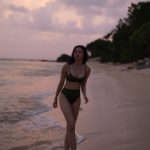 Kim Chiu Instagram - Chasing sunset!!!🌅 “That kind of girl that gets really excited when the sky is in pretty colors!!!🥰🥹😍💗 Blessed Sunday indeed!🙏🏻 #Chiurista #ootdksyc #HMTropicalEssentials @hm Balesin Island Club
