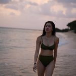 Kim Chiu Instagram - Chasing sunset!!!🌅 “That kind of girl that gets really excited when the sky is in pretty colors!!!🥰🥹😍💗 Blessed Sunday indeed!🙏🏻 #Chiurista #ootdksyc #HMTropicalEssentials @hm Balesin Island Club