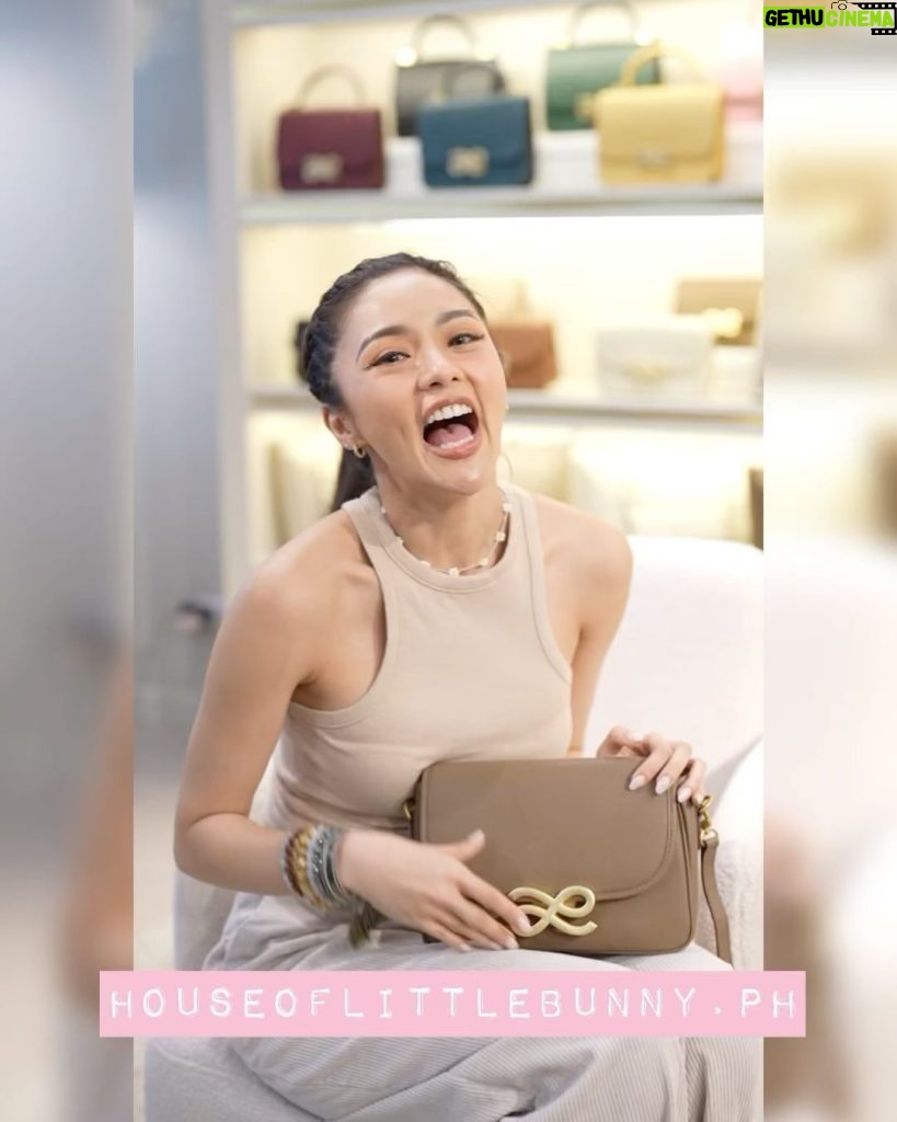 Kim Chiu Instagram - Hello everyBUNNY!!!! It's Women's Month! We deserve to treat ourselves, right???😍😁👑shop our latest collection!🐰💗 click the link on my bio to check it out!!! 🛒😉 𝗧𝗿𝗮𝘃𝗲𝗹𝗹𝗲𝗿 𝗶𝗻 𝗚𝗼𝗹𝗱!🤎 @houseoflittlebunny.ph I love this design! It is very spacious and has many pockets, and it is made of genuine leather! The design is very classy and handy that you can wear on any occasion. This comes in 5 colors. This design also has a smaller version, the 𝗠𝗶𝗻𝗶 𝘁𝗿𝗮𝘃𝗲𝗹𝗹𝗲𝗿. Click the link on my bio to check out our latest collection, and feel free to shop and check out!!! 🛒💗🐰 Bags & Handbags