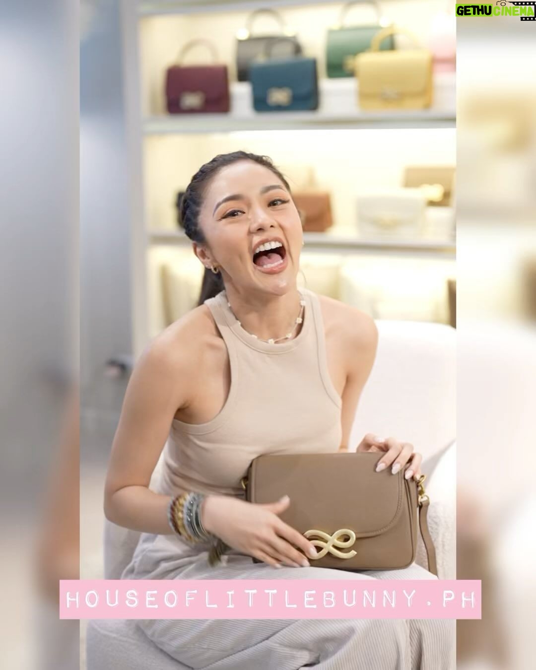 Kim Chiu Instagram - Hello everyBUNNY!!!! It's Women's Month! We deserve to treat ourselves, right???๐๐๐shop our latest collection!๐ฐ๐ click the link on my bio to check it out!!! ๐๐ ๐ง๐ฟ๐ฎ๐๐ฒ๐น๐น๐ฒ๐ฟ ๐ถ๐ป ๐๐ผ๐น๐ฑ!๐ค @houseoflittlebunny.ph I love this design! It is very spacious and has many pockets, and it is made of genuine leather! The design is very classy and handy that you can wear on any occasion. This comes in 5 colors. This design also has a smaller version, the ๐ ๐ถ๐ป๐ถ ๐๐ฟ๐ฎ๐๐ฒ๐น๐น๐ฒ๐ฟ. Click the link on my bio to check out our latest collection, and feel free to shop and check out!!! ๐๐๐ฐ Bags & Handbags