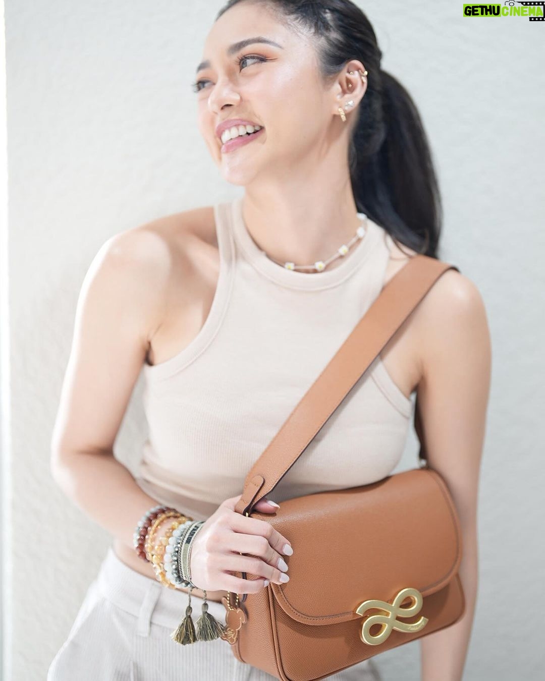 Kim Chiu Instagram - Hello everyBUNNY!!!! It's Women's Month! We deserve to treat ourselves, right???๐๐๐shop our latest collection!๐ฐ๐ click the link on my bio to check it out!!! ๐๐ ๐ง๐ฟ๐ฎ๐๐ฒ๐น๐น๐ฒ๐ฟ ๐ถ๐ป ๐๐ผ๐น๐ฑ!๐ค @houseoflittlebunny.ph I love this design! It is very spacious and has many pockets, and it is made of genuine leather! The design is very classy and handy that you can wear on any occasion. This comes in 5 colors. This design also has a smaller version, the ๐ ๐ถ๐ป๐ถ ๐๐ฟ๐ฎ๐๐ฒ๐น๐น๐ฒ๐ฟ. Click the link on my bio to check out our latest collection, and feel free to shop and check out!!! ๐๐๐ฐ Bags & Handbags