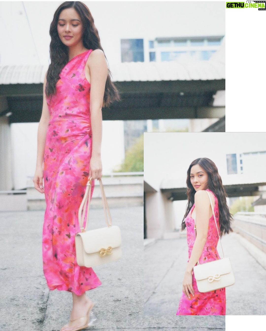 Kim Chiu Instagram - @houseoflittlebunny.ph new collection alert!🐰🛒💗 visit our website 𝗛𝗼𝘂𝘀𝗲𝗼𝗳𝗹𝗶𝘁𝘁𝗹𝗲𝗯𝘂𝗻𝗻𝘆.𝗽𝗵 or click link on my bio!☝🏻 Super excited for our new designs! I really love this 𝗧𝗶𝗺𝗲𝗹𝗲𝘀𝘀 𝟮𝟮𝗰𝗺 𝗶𝗻 𝗖𝗿𝗮𝗶𝗲 🤍 I love the color, made of genuine leather plus its very spacious and classy as well. This comes with two straps as seen on the video(slide9 and 10).😍 check our website for more selections! Thank you bunnies!!!🐰🥰💗😘 #HouseOfLittleBunnyPH #BOTD #ootdksyc