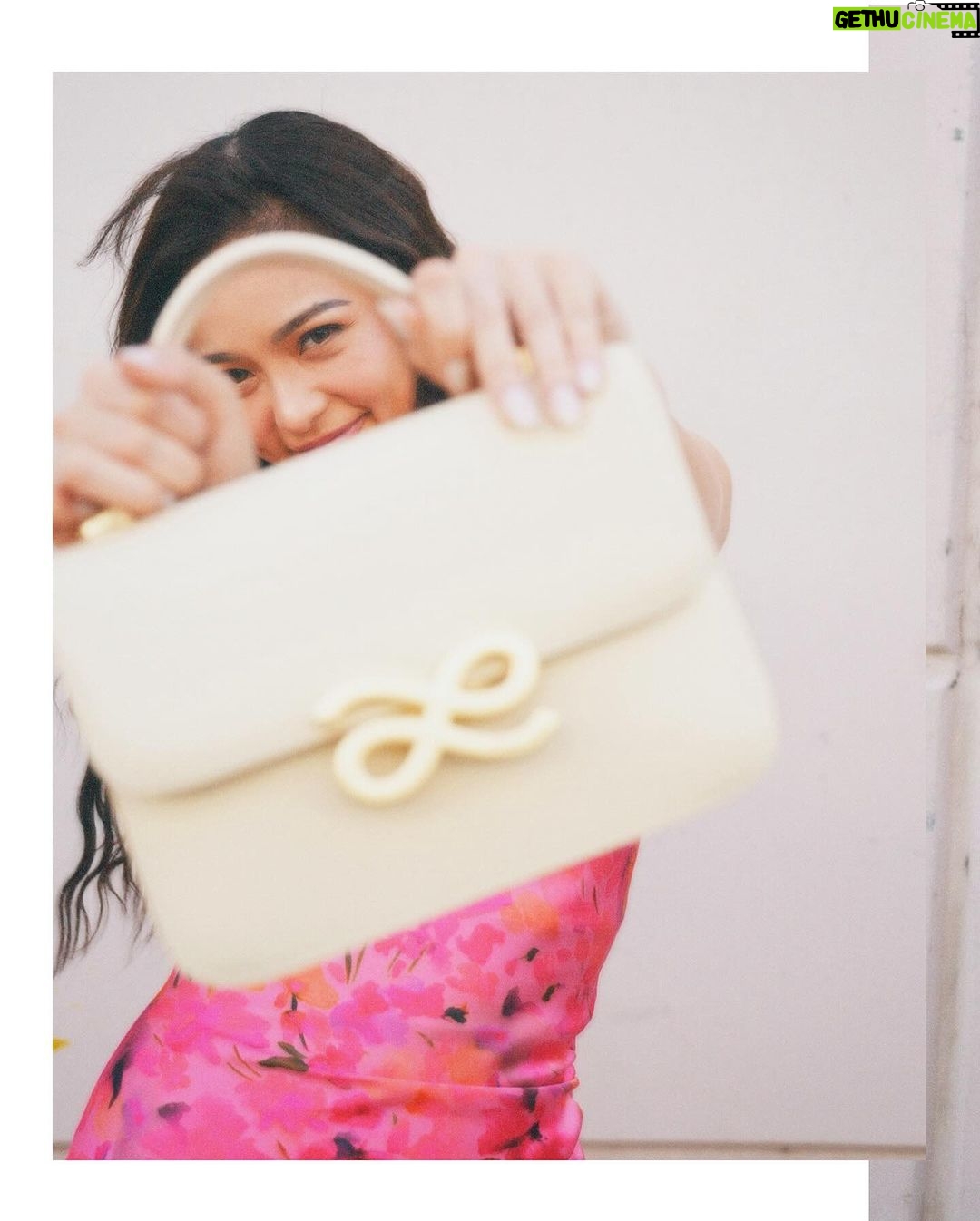 Kim Chiu Instagram - @houseoflittlebunny.ph new collection alert!🐰🛒💗 visit our website 𝗛𝗼𝘂𝘀𝗲𝗼𝗳𝗹𝗶𝘁𝘁𝗹𝗲𝗯𝘂𝗻𝗻𝘆.𝗽𝗵 or click link on my bio!☝🏻 Super excited for our new designs! I really love this 𝗧𝗶𝗺𝗲𝗹𝗲𝘀𝘀 𝟮𝟮𝗰𝗺 𝗶𝗻 𝗖𝗿𝗮𝗶𝗲 🤍 I love the color, made of genuine leather plus its very spacious and classy as well. This comes with two straps as seen on the video(slide9 and 10).😍 check our website for more selections! Thank you bunnies!!!🐰🥰💗😘 #HouseOfLittleBunnyPH #BOTD #ootdksyc