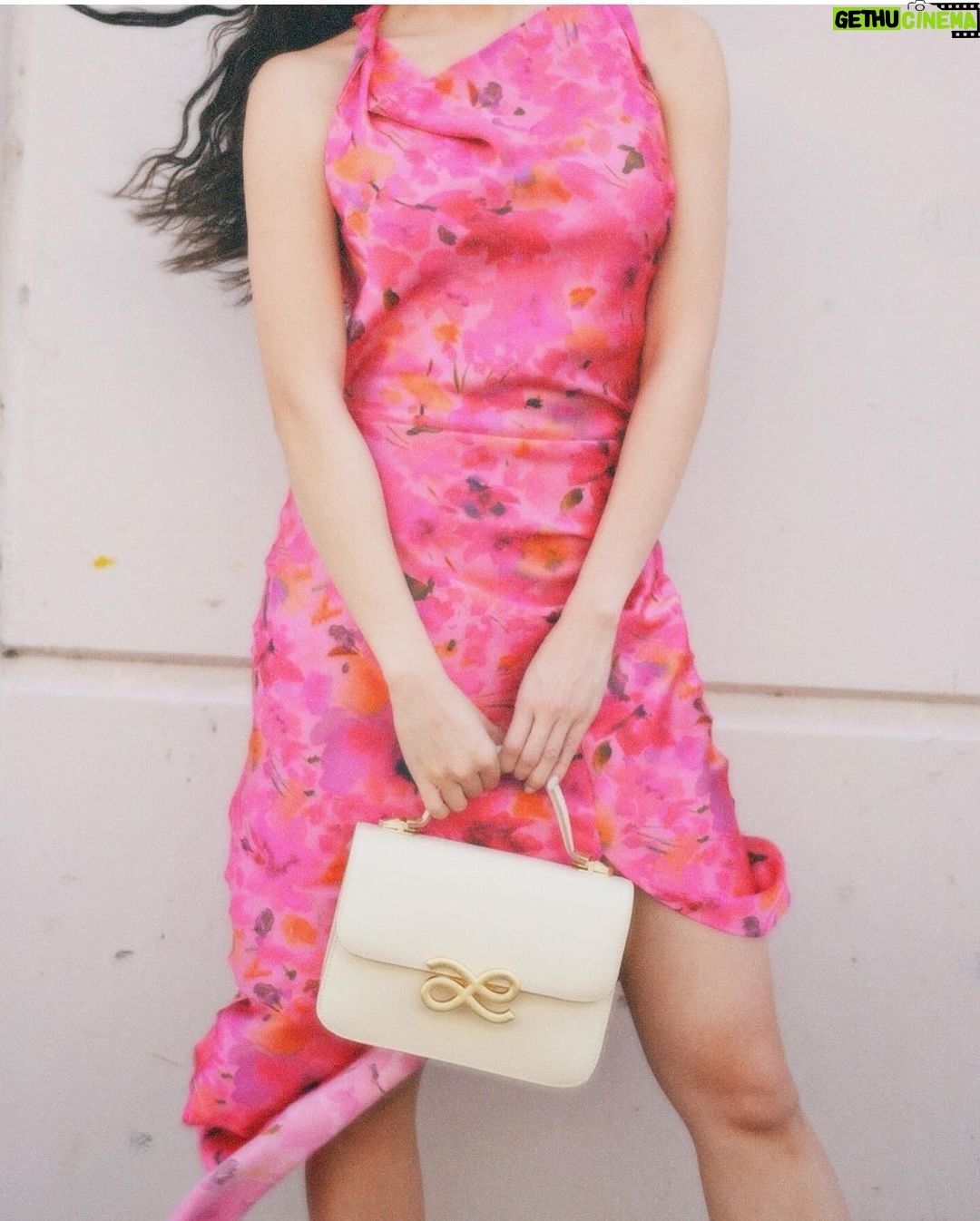 Kim Chiu Instagram - @houseoflittlebunny.ph new collection alert!🐰🛒💗 visit our website 𝗛𝗼𝘂𝘀𝗲𝗼𝗳𝗹𝗶𝘁𝘁𝗹𝗲𝗯𝘂𝗻𝗻𝘆.𝗽𝗵 or click link on my bio!☝🏻 Super excited for our new designs! I really love this 𝗧𝗶𝗺𝗲𝗹𝗲𝘀𝘀 𝟮𝟮𝗰𝗺 𝗶𝗻 𝗖𝗿𝗮𝗶𝗲 🤍 I love the color, made of genuine leather plus its very spacious and classy as well. This comes with two straps as seen on the video(slide9 and 10).😍 check our website for more selections! Thank you bunnies!!!🐰🥰💗😘 #HouseOfLittleBunnyPH #BOTD #ootdksyc