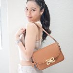 Kim Chiu Instagram - Hello everyBUNNY!!!! It's Women's Month! We deserve to treat ourselves, right???😍😁👑shop our latest collection!🐰💗 click the link on my bio to check it out!!! 🛒😉 𝗧𝗿𝗮𝘃𝗲𝗹𝗹𝗲𝗿 𝗶𝗻 𝗚𝗼𝗹𝗱!🤎 @houseoflittlebunny.ph I love this design! It is very spacious and has many pockets, and it is made of genuine leather! The design is very classy and handy that you can wear on any occasion. This comes in 5 colors. This design also has a smaller version, the 𝗠𝗶𝗻𝗶 𝘁𝗿𝗮𝘃𝗲𝗹𝗹𝗲𝗿. Click the link on my bio to check out our latest collection, and feel free to shop and check out!!! 🛒💗🐰 Bags & Handbags