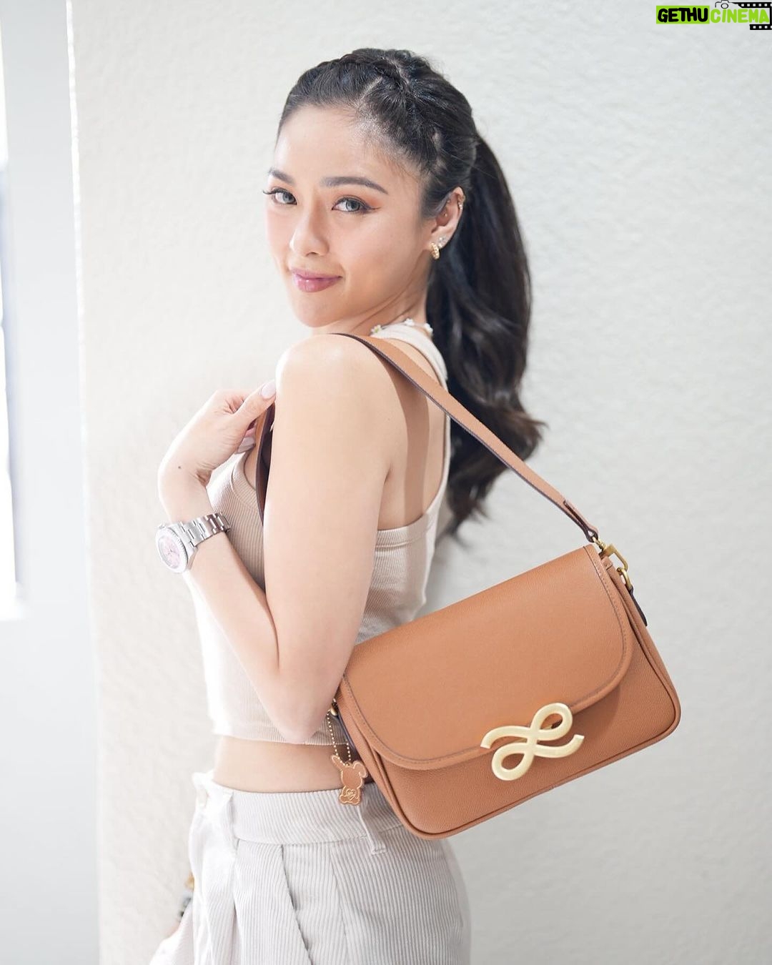 Kim Chiu Instagram - Hello everyBUNNY!!!! It's Women's Month! We deserve to treat ourselves, right???๐๐๐shop our latest collection!๐ฐ๐ click the link on my bio to check it out!!! ๐๐ ๐ง๐ฟ๐ฎ๐๐ฒ๐น๐น๐ฒ๐ฟ ๐ถ๐ป ๐๐ผ๐น๐ฑ!๐ค @houseoflittlebunny.ph I love this design! It is very spacious and has many pockets, and it is made of genuine leather! The design is very classy and handy that you can wear on any occasion. This comes in 5 colors. This design also has a smaller version, the ๐ ๐ถ๐ป๐ถ ๐๐ฟ๐ฎ๐๐ฒ๐น๐น๐ฒ๐ฟ. Click the link on my bio to check out our latest collection, and feel free to shop and check out!!! ๐๐๐ฐ Bags & Handbags