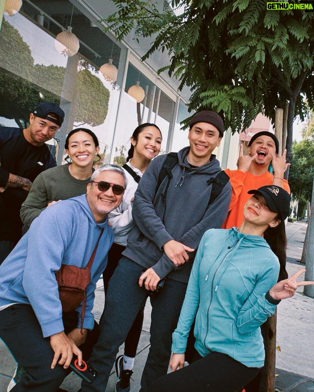 Kim Chiu Instagram - Mornings like this!!!💗 take me back!!! Chasing sunrise, a good run, meeting new friends, plus a perfect breakfast. We waited for @haileybieber for a time because someone told us this is one of her favorite breakfast restos. I guess budol is real! Bwahahhaha😂 Check out my latest vlog on 𝗞𝗜𝗠 𝗖𝗛𝗜𝗨 𝗣𝗛. 💕 to watch the full video on how I spent the last days of 2023!😉 happy Sunday everyone!!! ✨