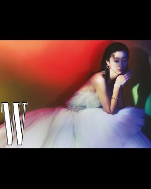 Kim Da-mi Instagram - @wkorea @swarovski 💎