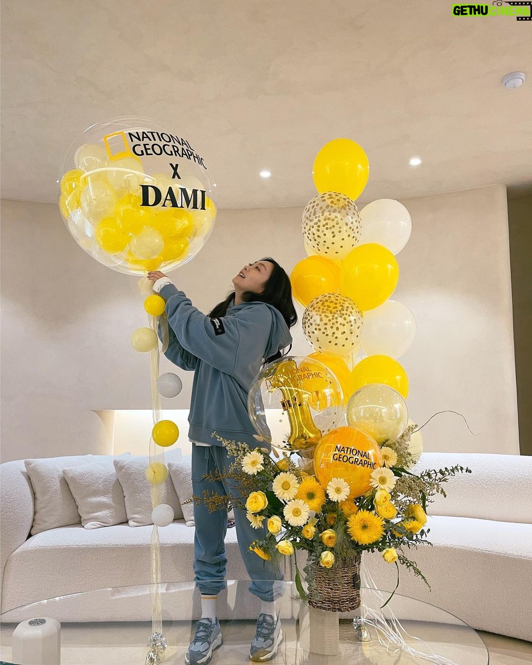 Kim Da-mi - 0.9 Million Likes - @ng_apparel ☀️