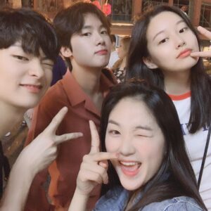 Kim Dong-hee Instagram - @kim_bora95 @hye_yoon1110 
@songgeonhee @youna_1997 
@bk_arta @kim_d.he 
감사합니다 꾸벅
