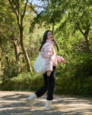Kim Go-eun Instagram - @discoveryexpedition_kr
 🤍🖤🤍🖤 따뜻한 겨울 보내세요 🌷