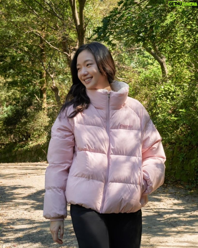 Kim Go-eun Instagram - @discoveryexpedition_kr 🤍🖤🤍🖤 따뜻한 겨울 보내세요 🌷
