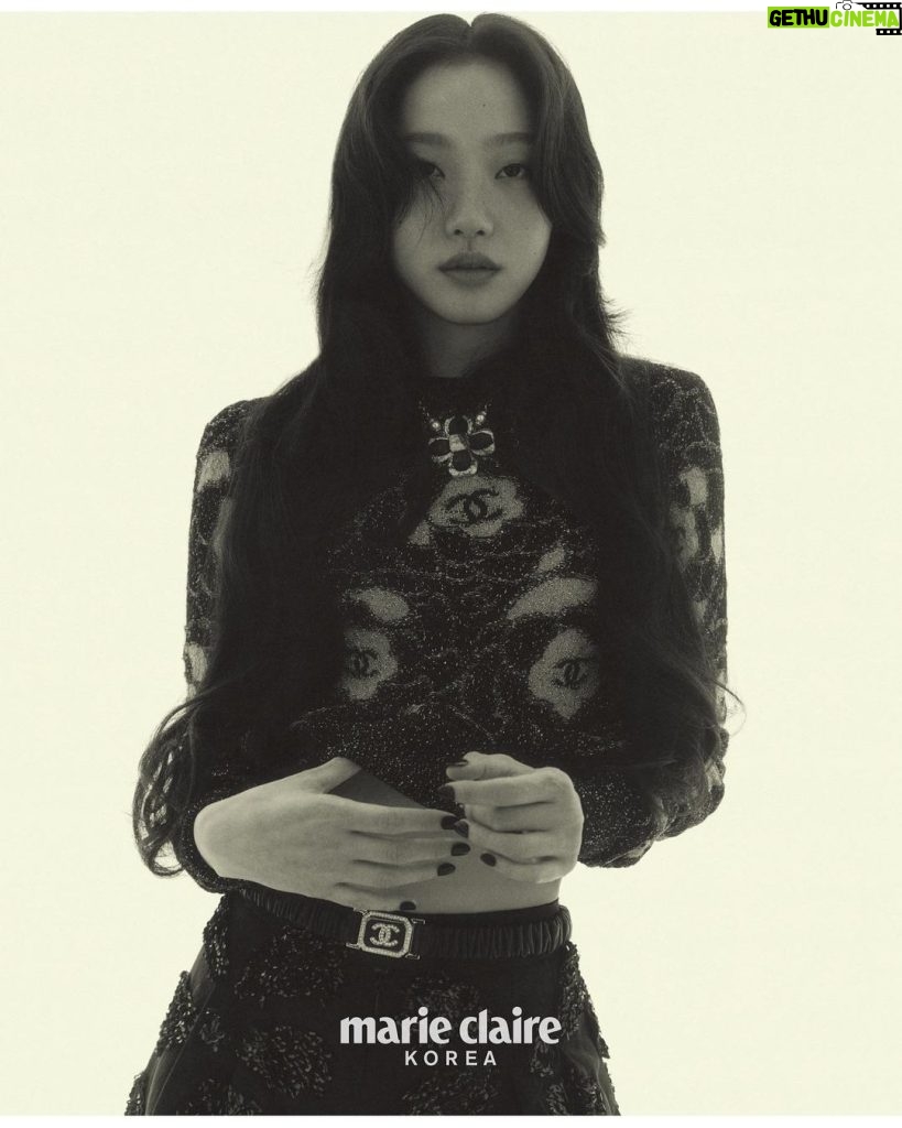 Kim Go-eun Instagram - @chanelofficial @marieclairekorea 🖤