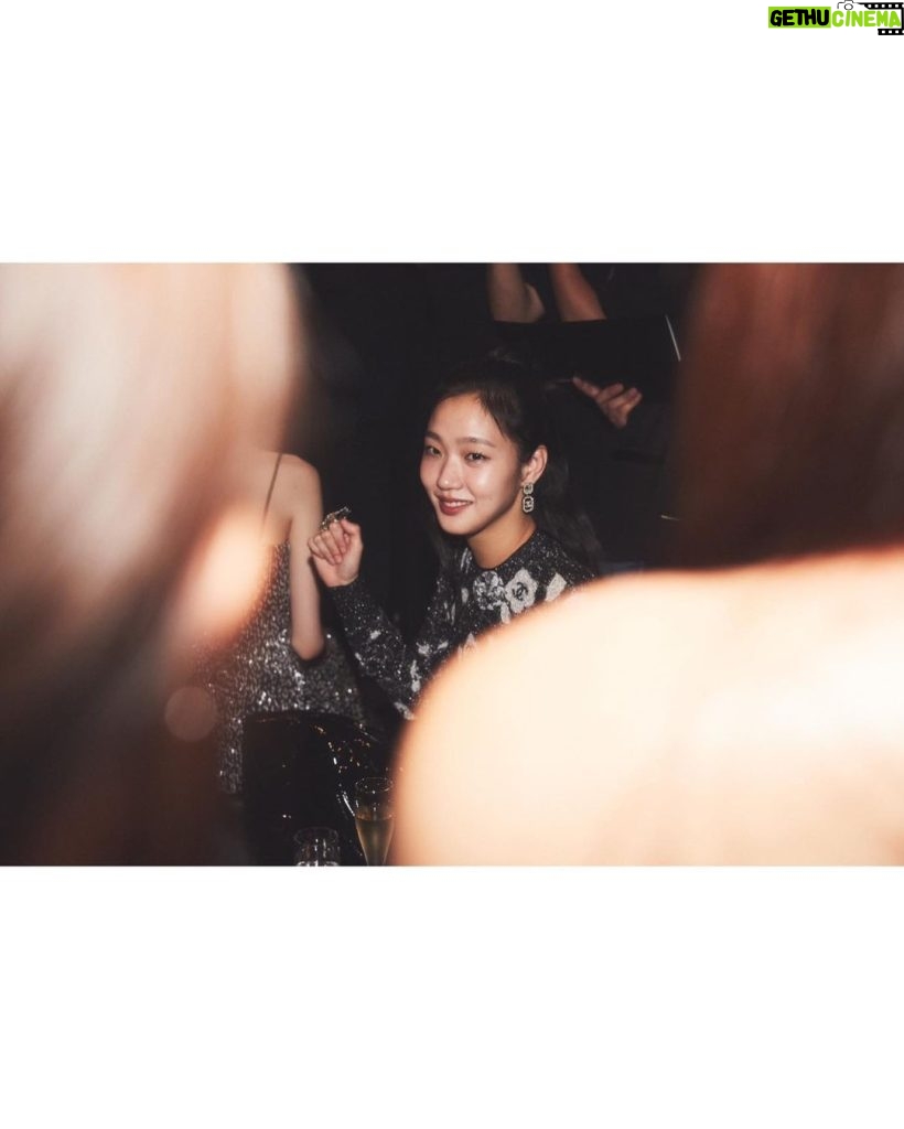 Kim Go-eun Instagram - @chanelofficial #CHANEL @friezeofficial 🖤🖤🖤