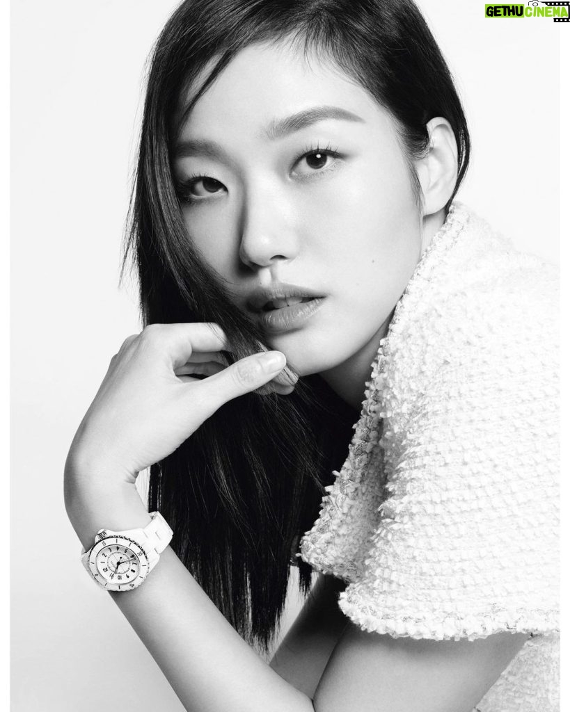 Kim Go-eun Instagram - #CHANEL #J12 #CHANELWatches #ItsAllAboutSeconds 🤍 @chanelofficial