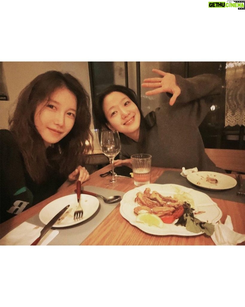 Kim Go-eun Instagram - #판도라 첫방기념! 사랑하는 지아언니와 🤍 #판도라조작된낙원 많이 사랑해주세요🫶🏼 TVN 토일 9시10분❤️‍🔥