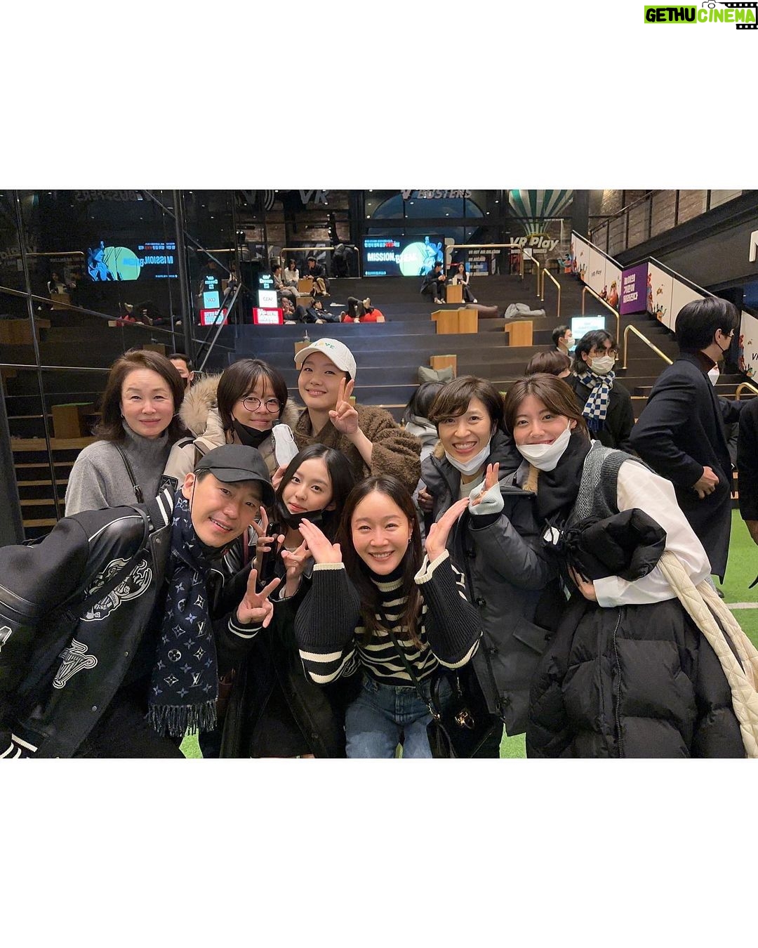 Kim Go-eun Instagram - 작씨들팀 최고!!! 사랑합니다 사랑합니다 💗❤️💕🤍🌸🫶🏼 #영웅 12월21일!!!!
