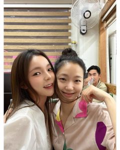 Kim Go-eun Instagram - 모이면 언제나 행복한 #영웅 ❤️